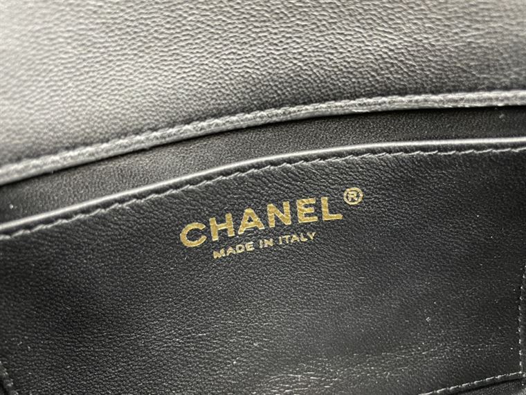 Mini flap bag, Lambskin & gold-tone metal, black — Fashion | CHANEL