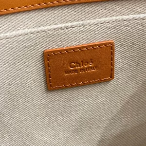 Chloé Small Woody Tote Bag Smooth Calfskin With Chloé Logo - MB014