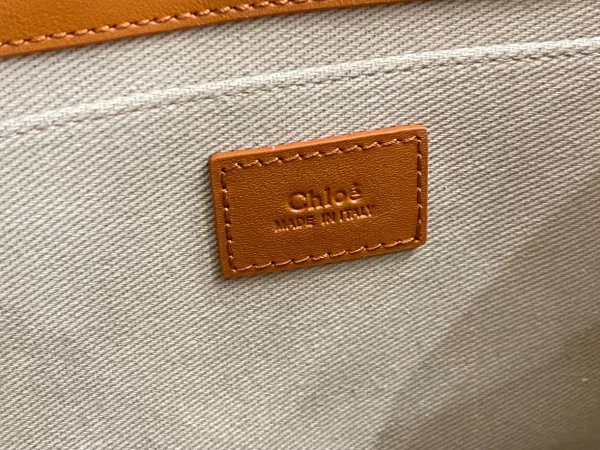 Chloé Small Woody Tote Bag Smooth Calfskin With Chloé Logo - MB014