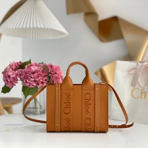 Chloé Small Woody Tote Bag Smooth Calfskin With Chloé Logo - MB014