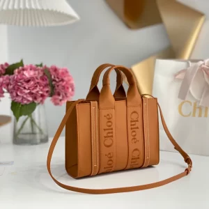 Chloé Small Woody Tote Bag Smooth Calfskin With Chloé Logo - MB014