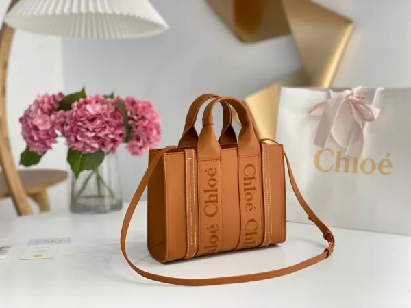 Chloé Small Woody Tote Bag Smooth Calfskin With Chloé Logo - MB014