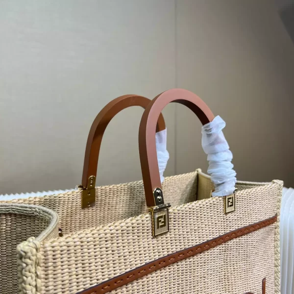 Fendi Sunshine Medium Shopper in Natural Straw